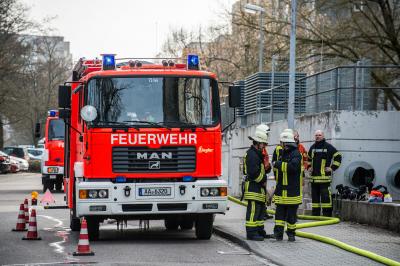 FLAMMENBILDER! Schwaebisch Gmuend-Bettringen: Balkonbrand in Hochhaus - Mehrere Verletzte - Grosseinsatz der Rettungskraefte
